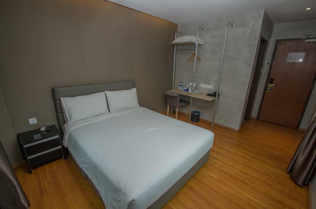 Insta Hotel Джохор Бахру Екстериор снимка